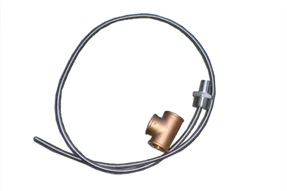 Zirkulationsrückführung mit einem gebogenen Metallteil und zwei Anschlüssen, einer aus Kupfer und einer aus Metall, hergestellt von Roth.